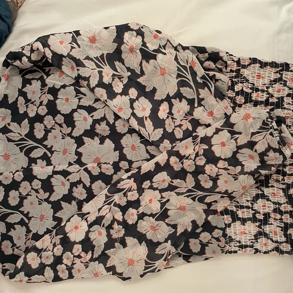 Hudson’s bay long sleeve flower top - Picture 2 of 3